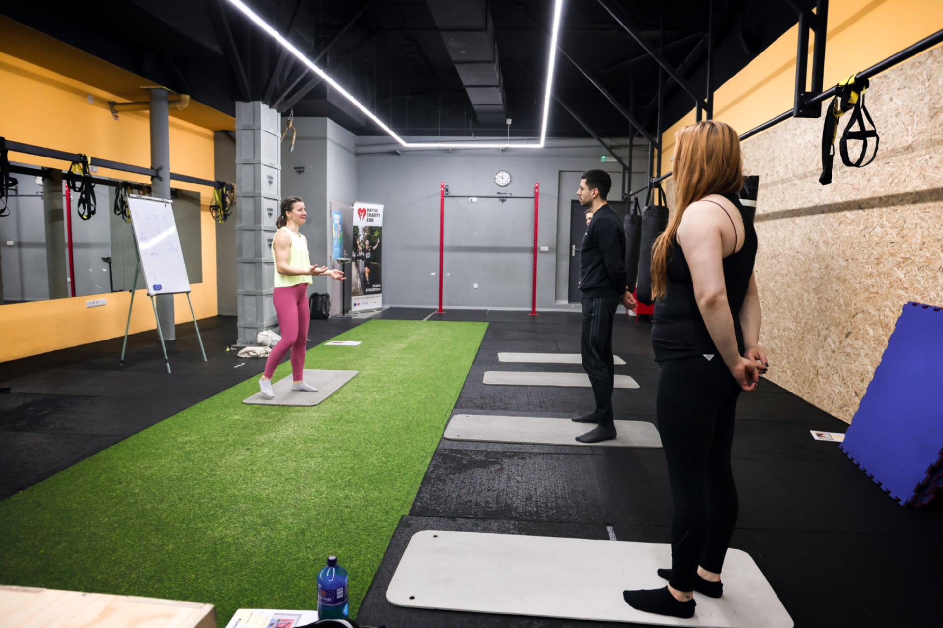 Markéta vede skupinový workshop silového tréninku pro lezce